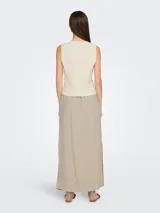 Chaleco sastrero color beige claro, de corte entallado, con escote en V y cierre frontal de botones. Presenta bolsillos falsos con pespunte en la parte inferior delantera.