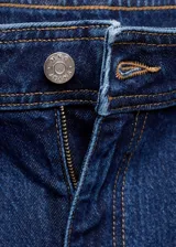 Jeans tiro alto de corte culotte, color azul oscuro, con bajo deshilachado y cierre de cremallera y botón.