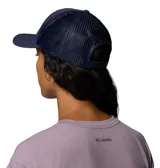 Gorro tipo trucker azul marino con paneles de malla en la parte trasera para ventilación y cierre a presión ajustable. Presenta un parche frontal con un paisaje de montañas y el logo de Columbia.