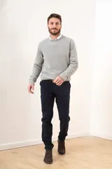 Pantalón chino color verde oliva, de corte recto y tiro medio.