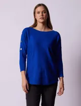 Buzo tejido color salmón de hilado fino, marca Cable & Gauge. Escote redondo con calados. Manga ¾, modelo dolman con aplique de botones dorados.