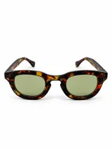 Lentes de sol modelo Milan con armazón carey en tonos marrones y lentes verdes.