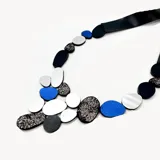 Collar artesanal con piedras de cuero en colores azul, negro, plateado y gris.