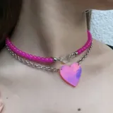 Set de dos collares: uno corto de cuentas verdes con dije de cristal facetado y otro más largo de cadena plateada con dije de corazón verde holográfico.