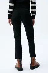 Pantalón chino color ocre de corte recto, con bolsillos ojal delanteros y aberturas en los tobillos.