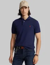 Remera polo de algodón color rosado, corte Custom Slim Fit, manga corta y cuello con botones. Cuenta con el logo bordado en el pecho.
