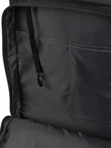 Mochila gris oscuro de poliéster ripstop, con compartimento principal amplio, bolsillo frontal con cremallera y panel organizador, bolsillos laterales de malla y detalles reflectantes con el logotipo de la marca.
