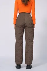 Pantalón negro de corte recto con diseño acolchado en forma de corazones.