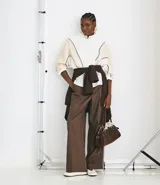 Pantalón de sastrería color marrón con raya de tiza vertical y pipping lateral. Confeccionado en viscosa certificada y poliéster.