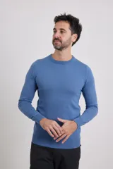 Sweater de punto liso, color azul, con escote redondo y manga larga.