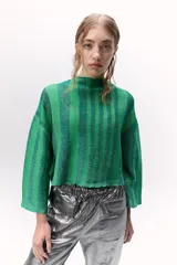 Sweater tejido de punto a rayas texturizado con lurex, color verde y azul. Cuenta con un calce oversize, mangas tres cuartos y cuello bote.