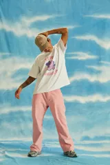 Pantalón celeste de corderoy con corte recto, bolsillos laterales y traseros, cierre frontal YKK con botón y bordado rosa con la palabra "Tranca" en el bolsillo trasero.