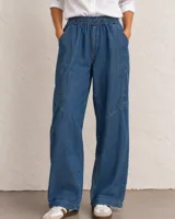 Pantalón de denim azul oscuro con cintura elástica y cordón ajustable, bolsillos frontales aplicados y corte recto.