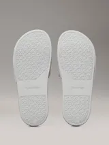 Chancletas Calvin Klein blancas con logo de la marca estampado en jacquard en la tira.