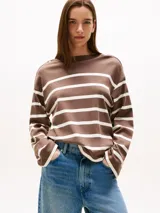 Remera de manga larga con rayas horizontales anchas marrones y blancas, cuello barco con botones dorados en el hombro y corte regular.