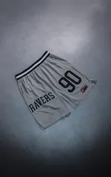 Bermuda deportiva gris de estilo basquetbolista, confeccionada en tejido de malla. Presenta el número 90 y la palabra RAVERS estampados en negro con borde blanco, además de una etiqueta decorativa en el lateral. Incluye cintura elástica con franjas decorativas en blanco y negro.