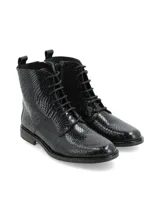 Botín acordonado de cuero con acabado charol y textura de efecto reptil. Presenta cierre lateral, cordones al tono y suela plana con pequeño taco.