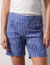 Short de gabardina elastizada con estampado floral en tonos azules, rosas y violetas. Pretina ancha elastizada y bolsillos delanteros.