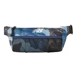 Riñonera estampada en tonos azules y negros con logo de New Balance en blanco. Tiene un bolsillo frontal de red y correa ajustable con hebilla.