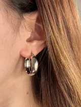 Aros de acero quirúrgico tipo argolla abombada, de 2 cm de diámetro.