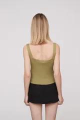 Top blanco de bretel ancho y tejido de punto.