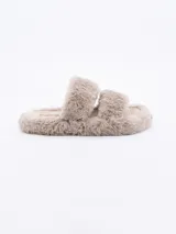 Pantuflas de diseño abierto con doble tira superior, completamente recubiertas en piel sintética de textura suave y mullida.
