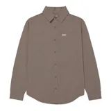Camisa de manga larga Caterpillar color marrón, con cuello camisero, cierre frontal de botones y bolsillo en el pecho con etiqueta de la marca.