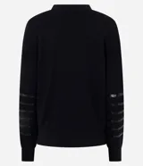 Suéter de punto color negro con cuello redondo y mangas largas. Presenta un diseño con franjas horizontales decoradas con lentejuelas del mismo tono en el cuerpo y las mangas.