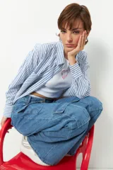 Pantalón cargo ancho de tiro bajo, color azul denim, con múltiples bolsillos.