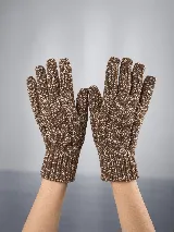Guantes tejidos de punto con diseño de trenzas, elaborados en lana color marrón y blanco melange, con puños elásticos acanalados.