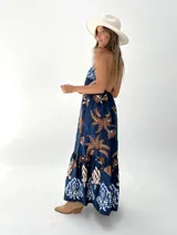 Vestido largo de algodón italiano con estampado floral, escote en V, espalda descubierta con elástico y tiras para atar al cuello.