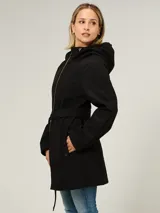 Campera softshell de corte entallado con cinturón anudable en la cintura, cierre frontal completo y capucha integrada. Presenta un diseño minimalista con bolsillos laterales y logo metálico distintivo.