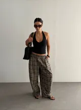 Pantalon de corte holgado y tiro medio con estampado de cuadros en tonos marrones y grises. Presenta cintura elástica y diseño de pierna ancha.