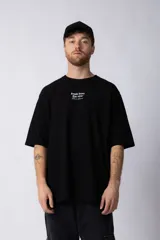 Remera de corte oversize color negro, con cuello redondo y mangas cortas. Presenta una estampa pequeña en el centro del pecho con la frase 'Fresh from the vine' en tipografía blanca.