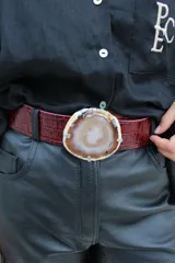 Cinturón de cuero con textura tipo crocco en color bordó, con hebilla central de piedra ágata natural engarzada.