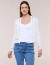 Cardigan de punto fino color blanco, con detalles de bordados florales en tono celeste, mangas largas y frente abierto con ribetes celestes.