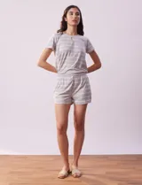 Conjunto de pijama marca René Rofé, compuesto por remera y short. Remera a rayas con escote redondo, ojal y botón. Short a rayas con cintura elastizada.