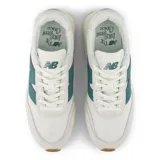 Championes New Balance de la serie 370 inspirados en el estilo de los años 70. La parte superior está hecha de gamuza y malla. La entresuela de espuma EVA elevada absorbe los impactos y proporciona un alto nivel de comodidad. La suela dotada de un dibujo clásico garantiza un buen agarre al suelo.