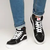 Championes Vans Sk8-Hi negros con detalles en blanco.