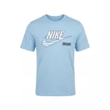 Remera de algodón color celeste con cuello redondo y mangas cortas. Presenta un estampado frontal con el logo de Nike y la palabra Uruguay.