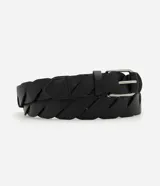 Cinturón masculino de diseño trenzado confeccionado en poliuretano, con hebilla metálica clásica. Su estructura permite un ajuste versátil y cómodo, ideal para complementar tanto atuendos casuales como formales.