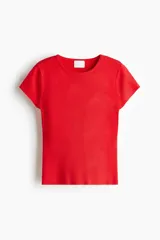 Remera roja de manga corta, cuello redondo y calce entallado, confeccionada en tejido de punto fino acanalado.