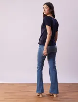 Remera blanca de lino con mangas cortas y fruncido en los hombros.