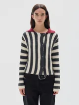 Cardigan de punto con diseño de rayas verticales en tonos oscuros y crema, cuello tipo polo en color bordó y cierre frontal con botones.