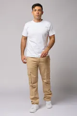 Pantalón cargo gris de gabardina con bolsillos laterales con fuelle y solapa, corte recto y tiro medio.