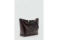 Bolso tipo tote color marrón oscuro, confeccionado en poliuretano con acabado brillante y diseño estructurado de gran tamaño.