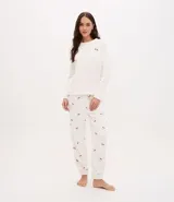 Pijama largo compuesto por dos piezas de tejido fleece suave. La blusa es de cuello redondo y manga larga, con un pequeño bordado de cereza en el pecho. El pantalón cuenta con cintura elástica y un estampado integral de cerezas.