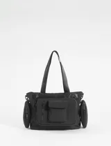 Cartera tipo bolso de nylon color negro, con múltiples compartimentos frontales y laterales. Incluye bolsillos laterales removibles, cierre principal superior, doble asa de hombro y correa ajustable extraíble.