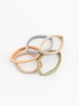 Pack de cinco coleros elásticos para el cabello en tonos variados, incluyendo colores lisos y con detalles metalizados.