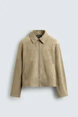 Cazadora regular fit de piel con acabado ante napado, color beige. Sin forro interior, cuello solapa, manga larga, bolsillos de vivo en cadera y cierre frontal con cremallera.